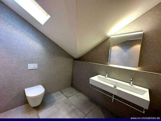 Modernes Tageslichbad mit Wanne und Waschbecken