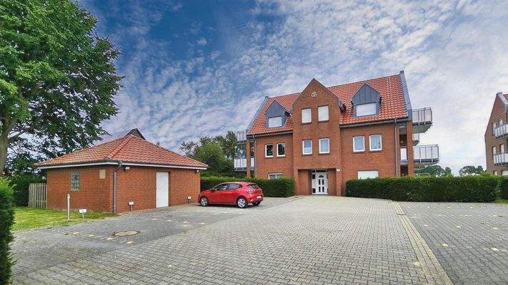 Südwest-Seite mit Parkplätzen