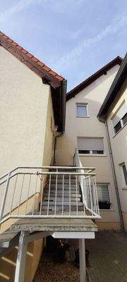 seperate Treppe zur Wohnung.jpg