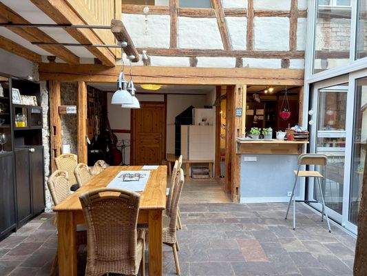 offener Essbereich im Wintergarten