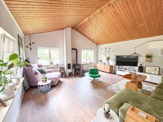 XXL Wohnzimmer mit Decke bis zum Giebel.