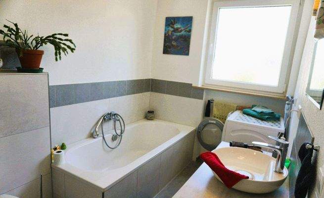 Bad mit 2 Fenstern.JPG
