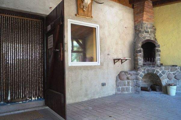 geschützte Terrasse mit Kamin