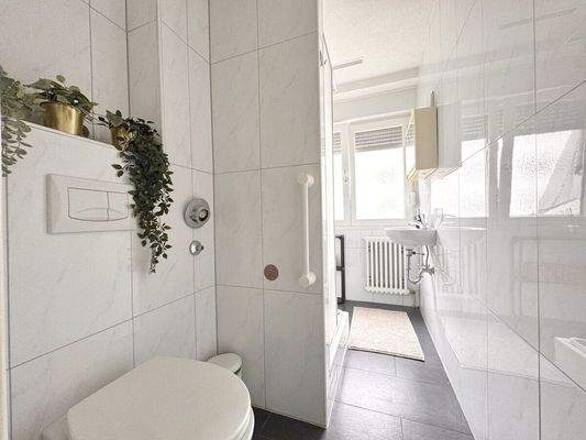 Bad mit WC, Dusche und Waschbecken