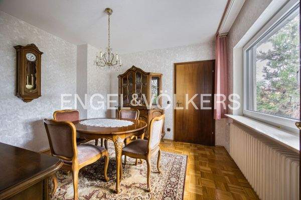 Stivolles Esszimmer mit Zugang zur Küche und zum Wohnbereich