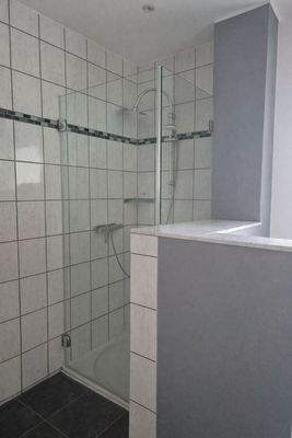 Modernes Badezimmer mit Duschbereich