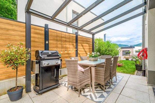 sonniger Außenbereich mit Glasdachpergola