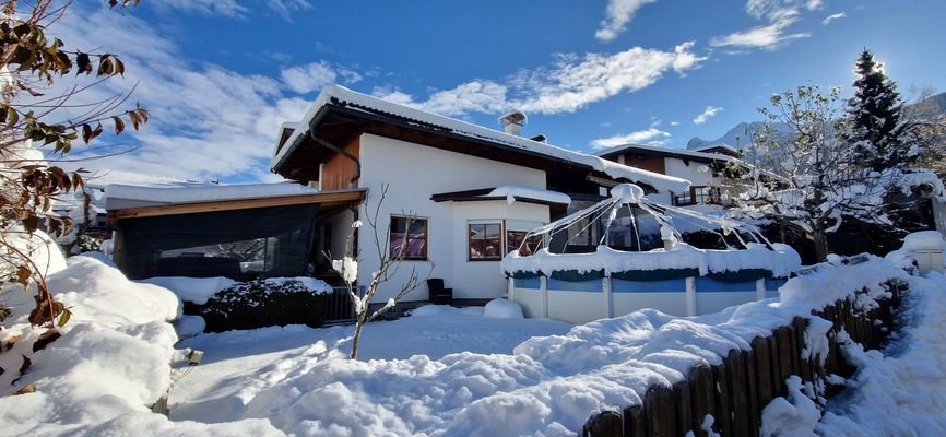 Ansicht auf das Haus westlich mit Garten und Pool