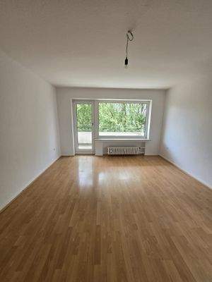 Leeres Wohnzimmer mit Balkon