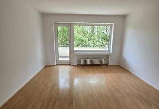 Leeres Wohnzimmer mit Balkon