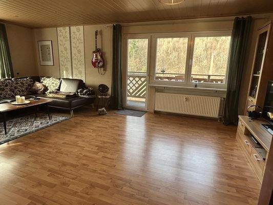 Wohnzimmer mit Zugang Balkon