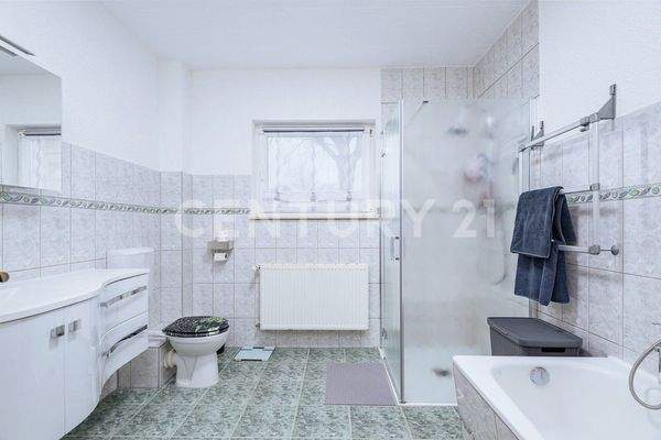 Bad mit Wanne und Dusche