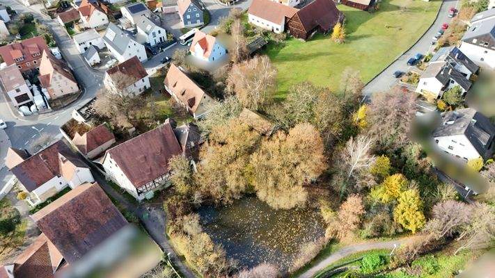 Vogelperspektive Grundstück (Weiher gehört der Stadt Lauf)