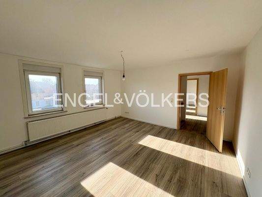 EV - Großzügiges und lichtdurchflutetes Wohnzimmer mit modernem Designboden