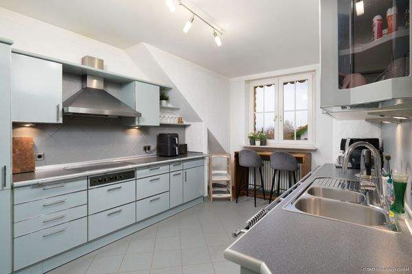 Praktisch eingerichtete Küchen, jeweils mit separater Speisekammer