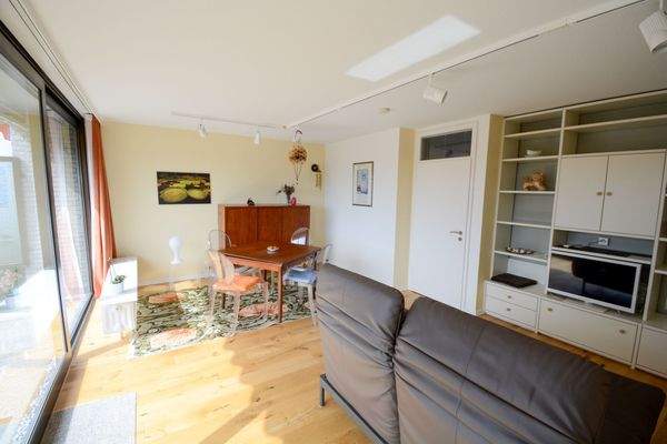 Wohn-/Esszimmer mit Balkonzugang