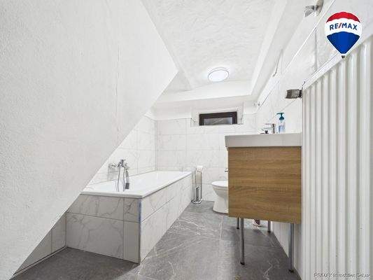 REMAX Immobilien DeLux Einfamilienhaus Badezimmer Schifffweiler Mark Borowicz