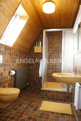 Tageslichtbad der Zahnarztpraxis im Dachgeschoss