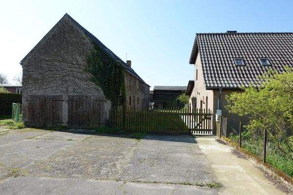 Straßenansicht m. 2 Garagen