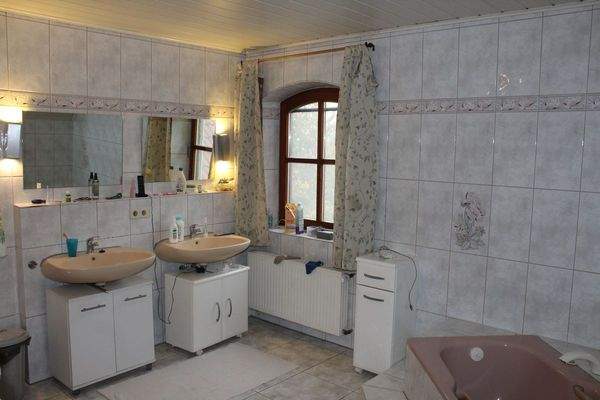 Großes Badezimmer im DG ...