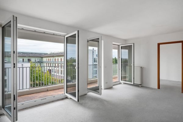 Wohnzimmer mit Blick zum Balkon