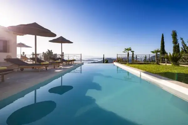 Luxury-Villas-Lefkada-Infinity-Pool-und-Garten10.j