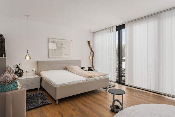 Schlafzimmer (24,56m²) mit schönem Gartenblick und vorgebauter Dachterrasse (15,98m²).