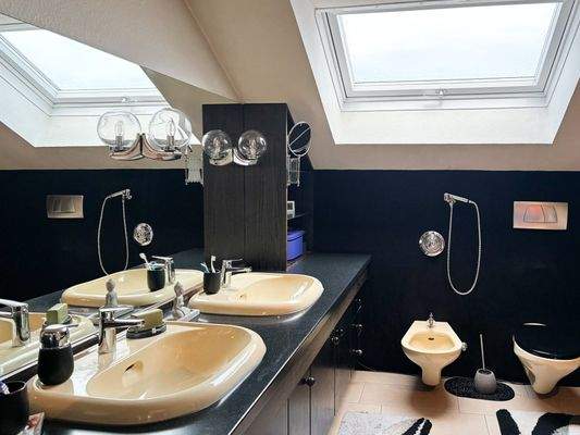 Bad mit Doppelwaschbecken, Bidet und WC