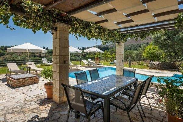 Kreta, Maza: Steinvilla mit beheiztem Pool und Garten in ruhiger Lage zu verkaufen