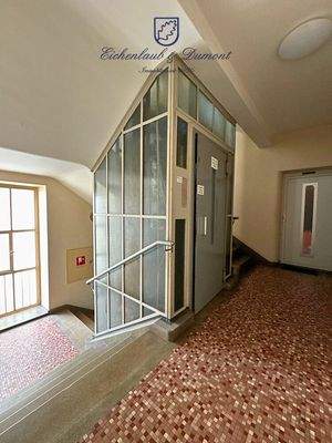 Treppenhaus mit Aufzug