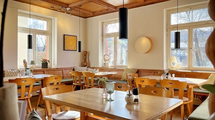 Das warme Holz und die traditionellen Details strahlen Gemütlichkeit aus