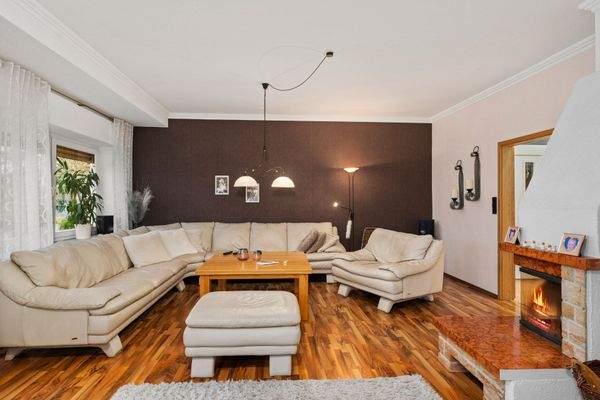 Wohnzimmer mit Kamin und angrenzendem Esszimmer 41,00 m²