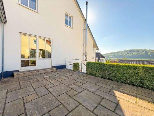 Terrasse mit Zugang zum Wohnzimmer