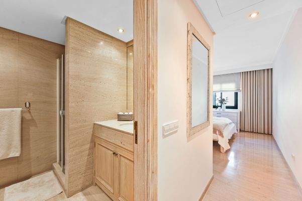 Suite bathroom in 2nd master bedroom in apartment in Bendinat