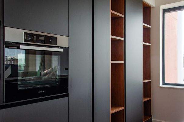 Küche in dunklem "JET"-Design