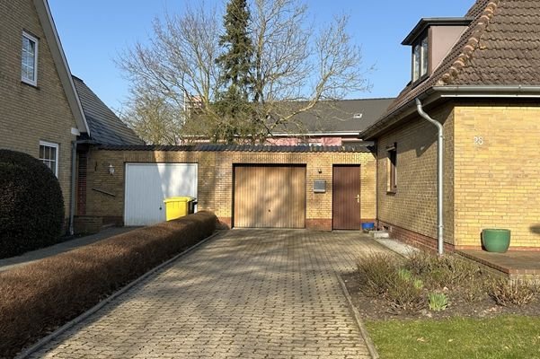 Auffahrt mit Garage