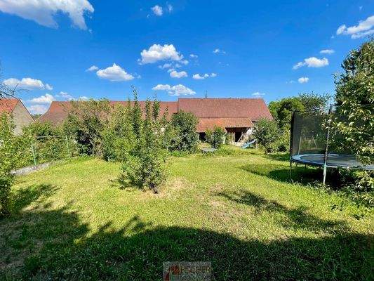 weitläufiger Garten