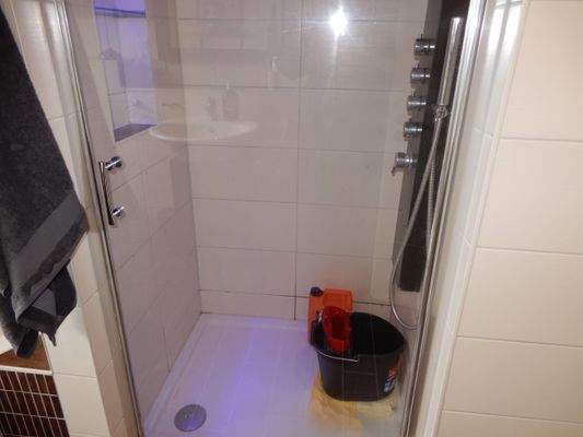 Dusche im Voll- und Duschbad mit Fenster