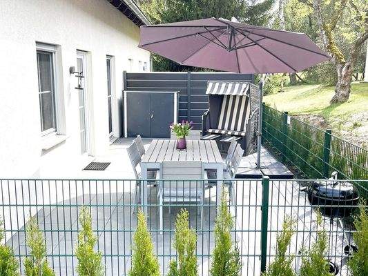 Voll umzäunte Terrasse