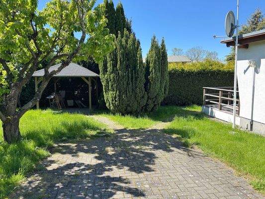 Parkfläche und Unterstellmöglichkeit