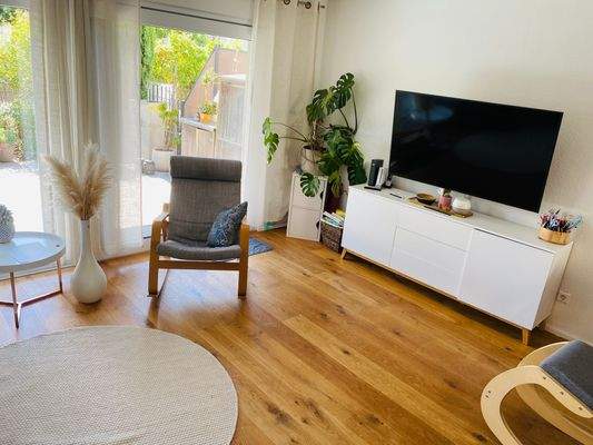 Wohnzimmer mit Markise.JPG