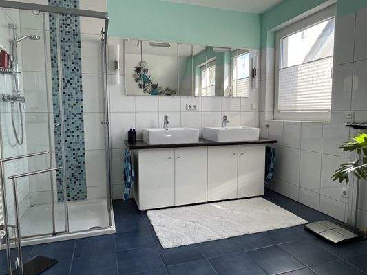 Badezimmer 1 mit Dusche 1. OG