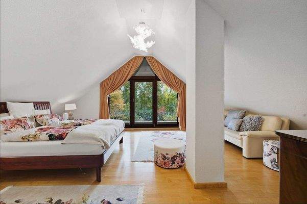 Liebevoll gestaltetes Schlafzimmer- mit Balkon.jpg