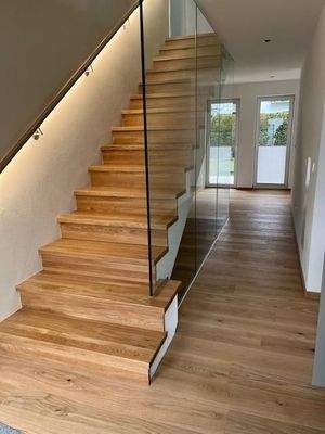 EG: Treppe mit beleuchtetem Handlauf