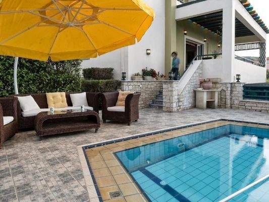 Kreta, Roussospiti: Einzigartige Villa mit separatem Apartment auf großem Grundstück mit Pool zu verkaufen