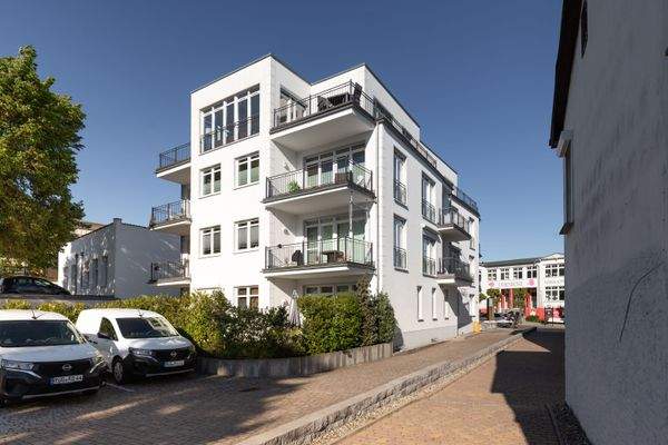 Das schmucke Wohnhaus sowie die Zufahrt zum Parkplatz 