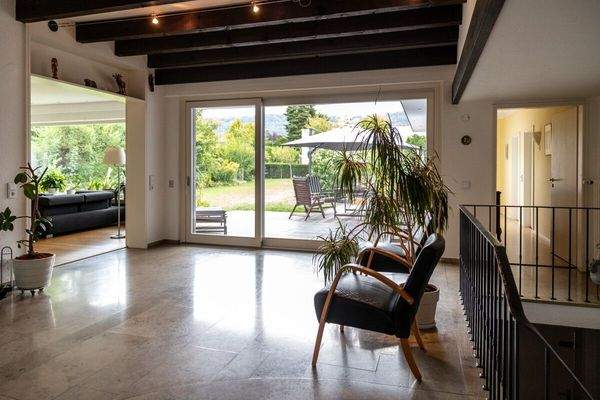 Eingangsbereich mit Zugang offener Wohn-/Küchenbereich