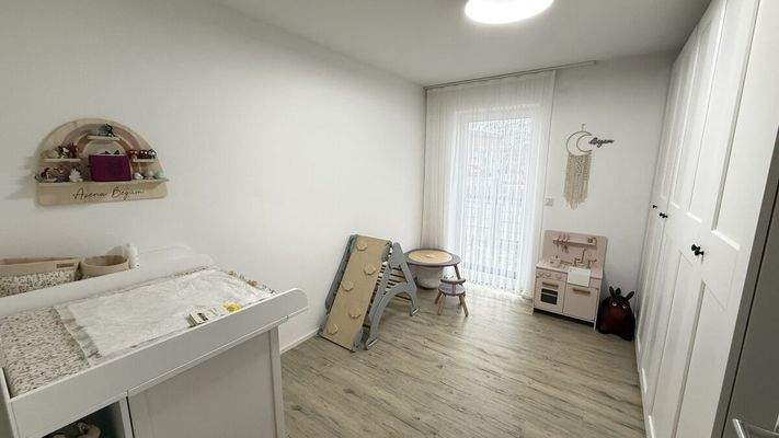 Kinderzimmer mit Zugang zum kl. Garten