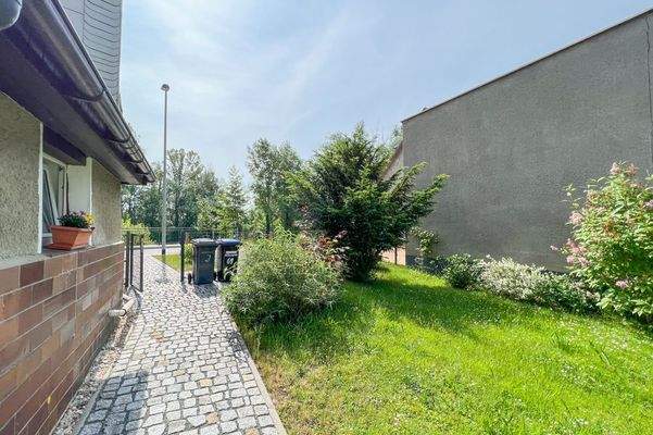 Kleiner Garten neben dem Haus