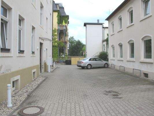 Hof mit Stellplätzen